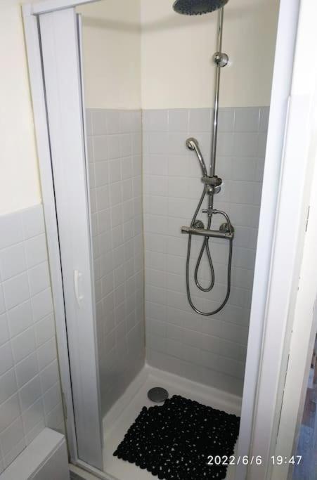 Grand Studio Avec Jardin Et Entree Privative A Noter Reservations De 3 Nuits Minimum Clermont-Ferrand Exterior foto
